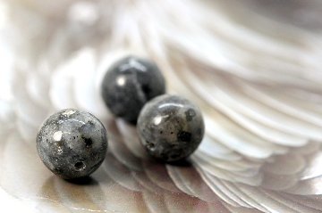 援軍ラルビカイト｜勝利・守護・逆転ストーン 粒売り 約12mm｜天然石パワーストーン通販 ジュ・オーヴの画像