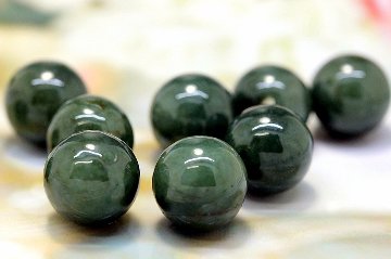 再入荷！天と地の力を宿す ― 邪気を祓い、金運と生命力を高める聖なる翠玉 グリーン翡翠（エメラルドジェイド） 本翡翠 約12.5～13ミリ 天然石パワーストーン 通販 ジュ・オーヴの画像