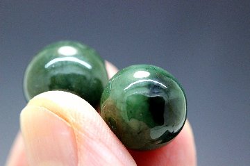再入荷！天と地の力を宿す ― 邪気を祓い、金運と生命力を高める聖なる翠玉 グリーン翡翠（エメラルドジェイド） 本翡翠 約12.5～13ミリ 天然石パワーストーン 通販 ジュ・オーヴの画像