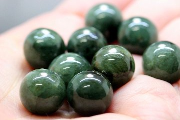 再入荷！天と地の力を宿す ― 邪気を祓い、金運と生命力を高める聖なる翠玉 グリーン翡翠（エメラルドジェイド） 本翡翠 約12.5～13ミリ 天然石パワーストーン 通販 ジュ・オーヴの画像