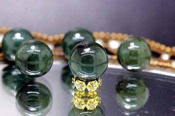 再入荷！天と地の力を宿す ― 邪気を祓い、金運と生命力を高める聖なる翠玉 グリーン翡翠（エメラルドジェイド） 本翡翠 約12.5～13ミリ 天然石パワーストーン 通販 ジュ・オーヴの画像