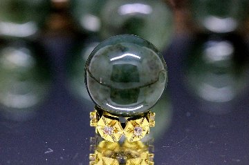 再入荷！天と地の力を宿す ― 邪気を祓い、金運と生命力を高める聖なる翠玉 グリーン翡翠（エメラルドジェイド） 本翡翠 約12.5～13ミリ 天然石パワーストーン 通販 ジュ・オーヴの画像