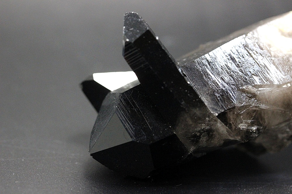 【完売】最強の守護と浄化 モリオン（黒水晶）クラスター 約7cm 天然石パワーストーン通販 ジュ・オーヴの画像