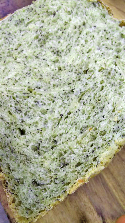 お米入り食パン　モロヘイヤ＆カシューナッツの画像