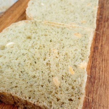 お米入り食パン　モロヘイヤ＆カシューナッツの画像