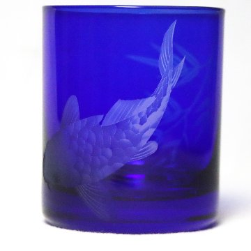 蕨硝子　緑陰の鯉　鯉のロックグラス　被せガラス　瑠璃色の画像