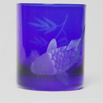 蕨硝子　緑陰の鯉　鯉のロックグラス　被せガラス　瑠璃色の画像
