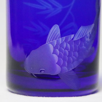 蕨硝子　緑陰の鯉　鯉のロックグラス　被せガラス　瑠璃色の画像