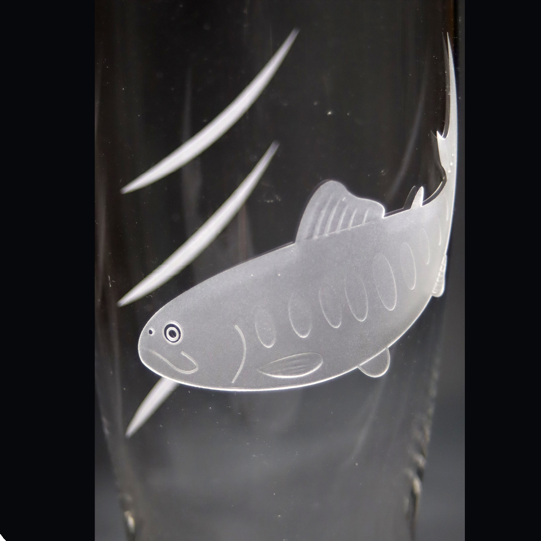 蕨硝子　山女魚のビアグラス　クリアーガラス　サンドブラスト彫刻加工　の画像