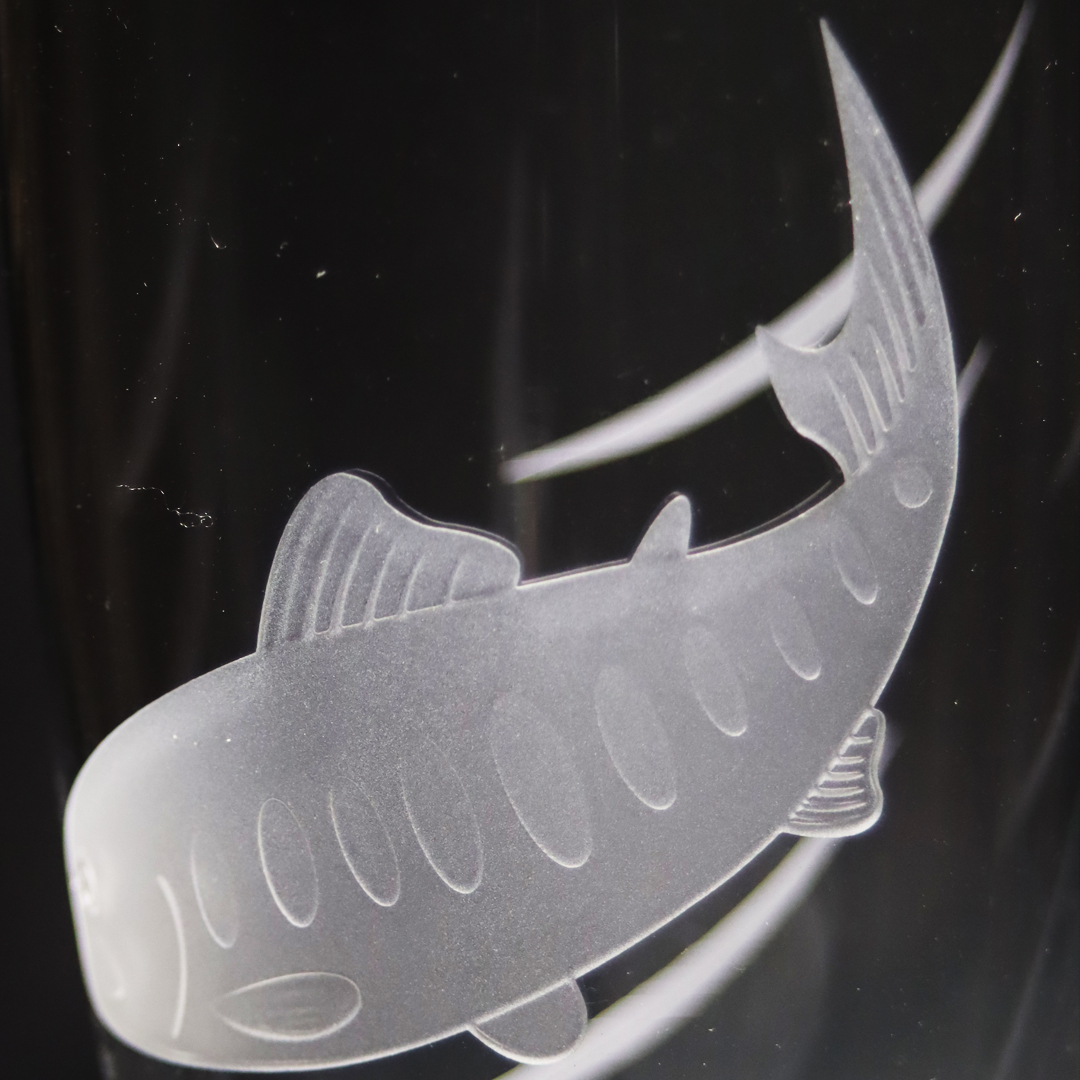 蕨硝子　山女魚のビアグラス　クリアーガラス　サンドブラスト彫刻加工　の画像