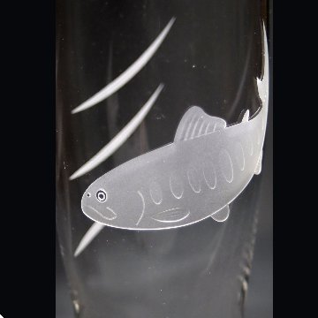 蕨硝子　山女魚のビアグラス　クリアーガラス　サンドブラスト彫刻加工　の画像
