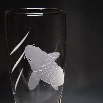 蕨硝子　鯉のビアグラス　クリアーガラス　サンドブラスト彫刻加工　の画像