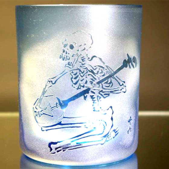 蕨硝子 河鍋暁斎シリーズ 三味線を弾く骸骨 ロックグラス 青色（水色に