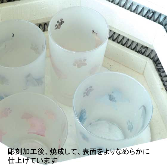 名入れ商品　ネコのロックグラス　ペアセット　ピンク色　ラスターガラス　蕨硝子画像