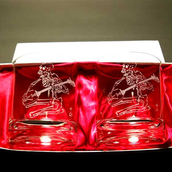 　三味線を弾く骸骨　名入れ　クリアーロックグラスペアセット　蕨硝子　河鍋暁斎シリーズ　　の画像