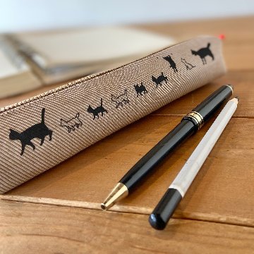 ねこ家族のペンケース（ライトブラウン）の画像
