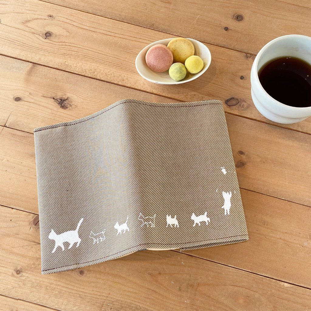 ねこ家族のブックカバー（ライトブラウン）の画像