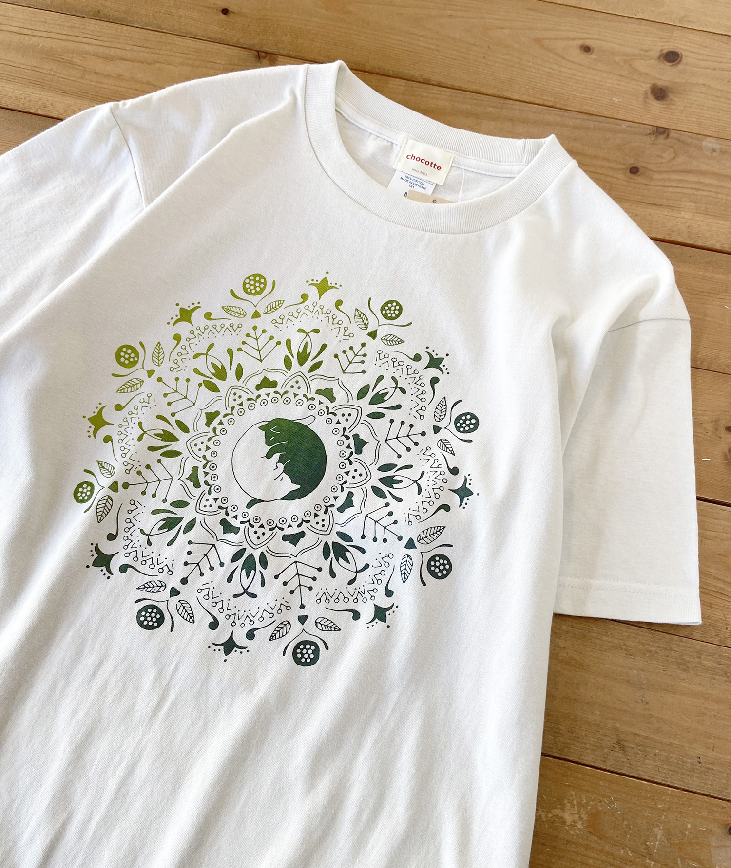 ねこの曼荼羅Tシャツ（グラデーション）黄緑の画像