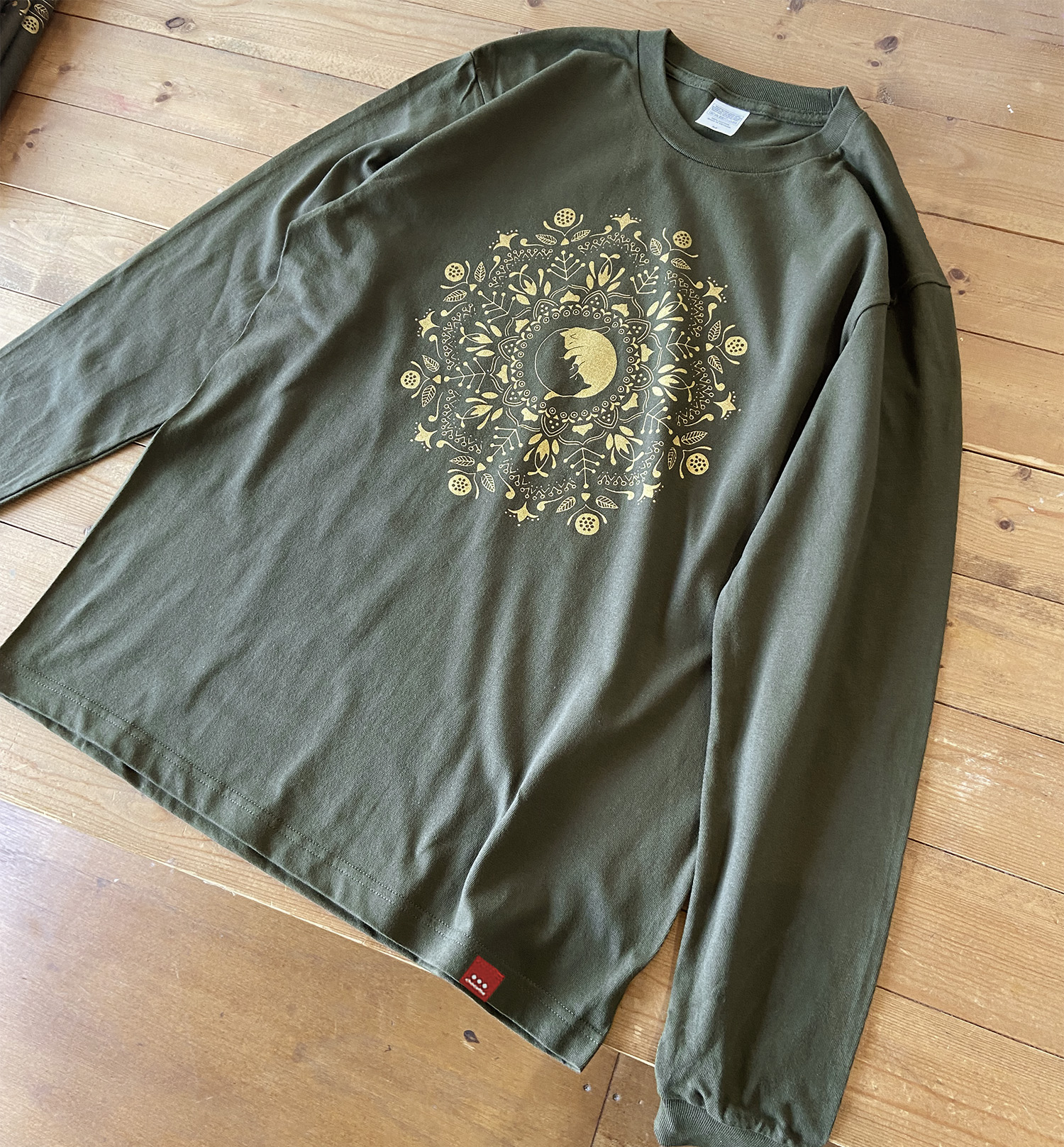 （訳ありSALE）ねこの曼荼羅ロンT（アーミーグリーン）Mサイズの画像