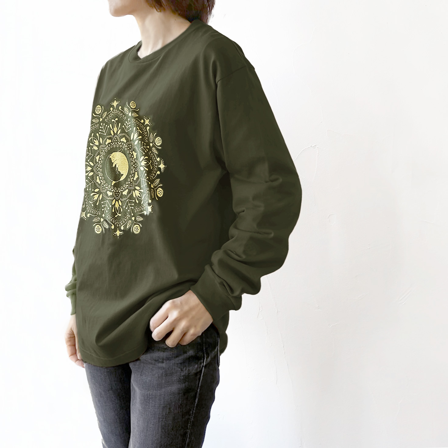 （訳ありSALE）ねこの曼荼羅ロンT（アーミーグリーン）Mサイズの画像