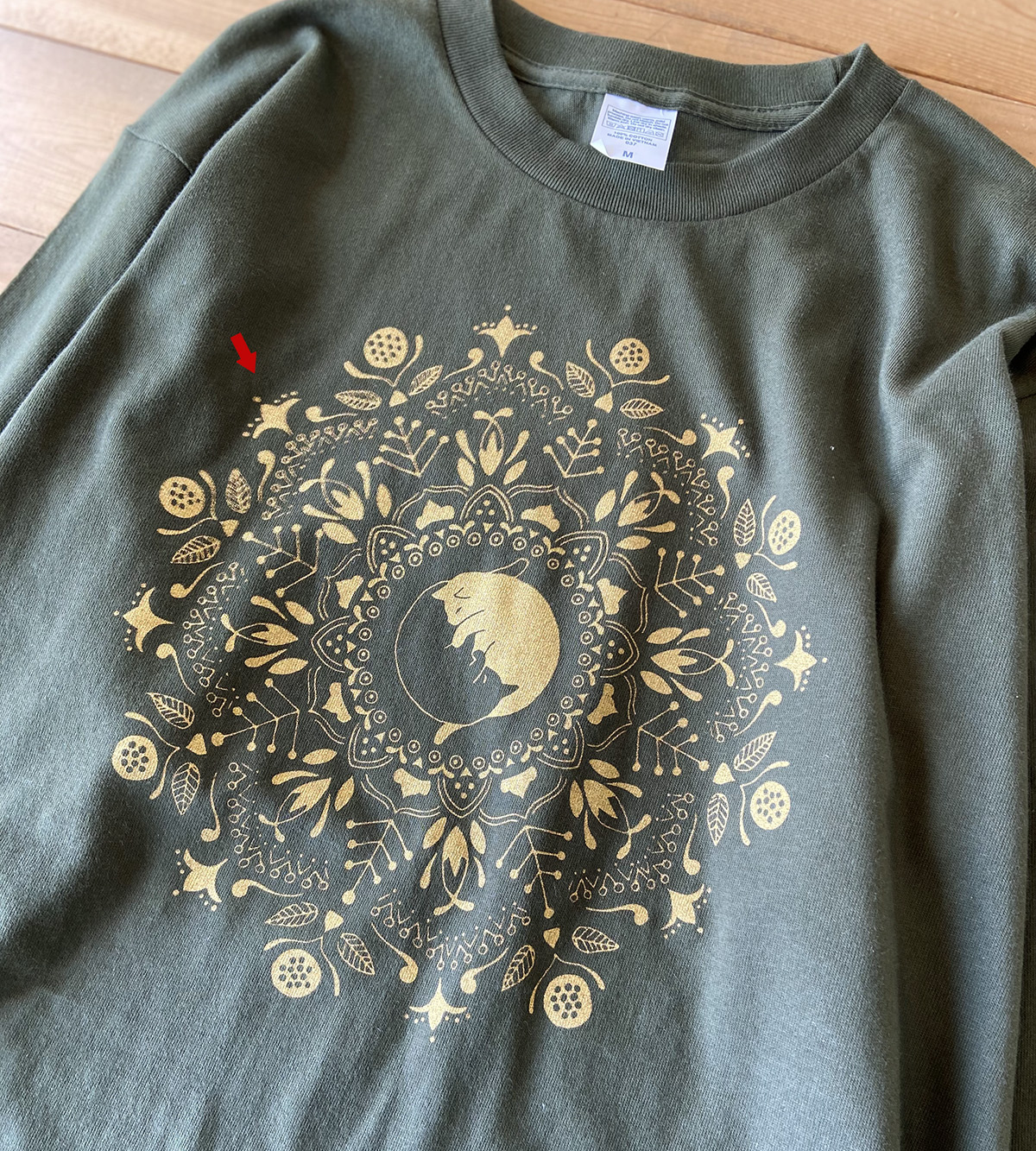 （訳ありSALE）ねこの曼荼羅ロンT（アーミーグリーン）Mサイズの画像