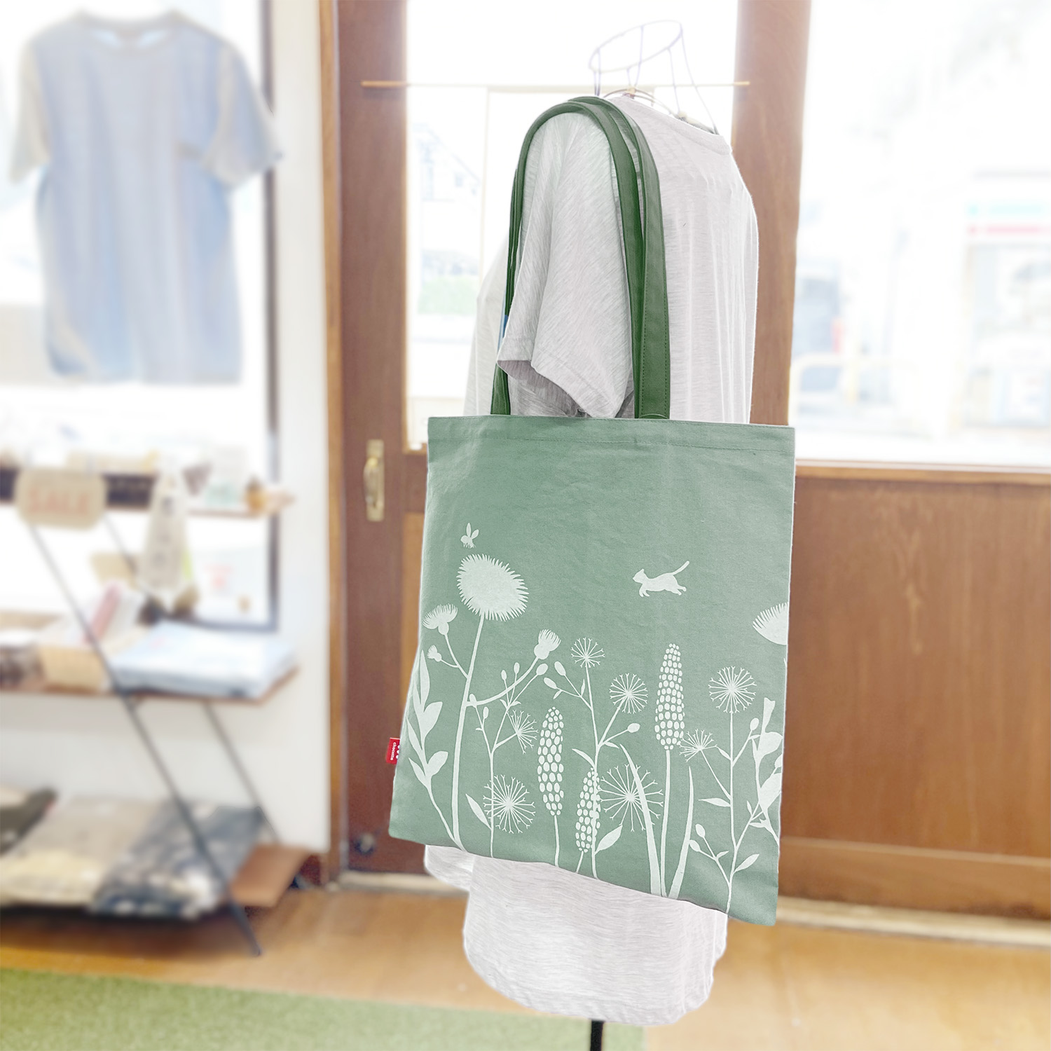 「あざみとねこ」大きめ帆布トート（ペールグリーン）の画像