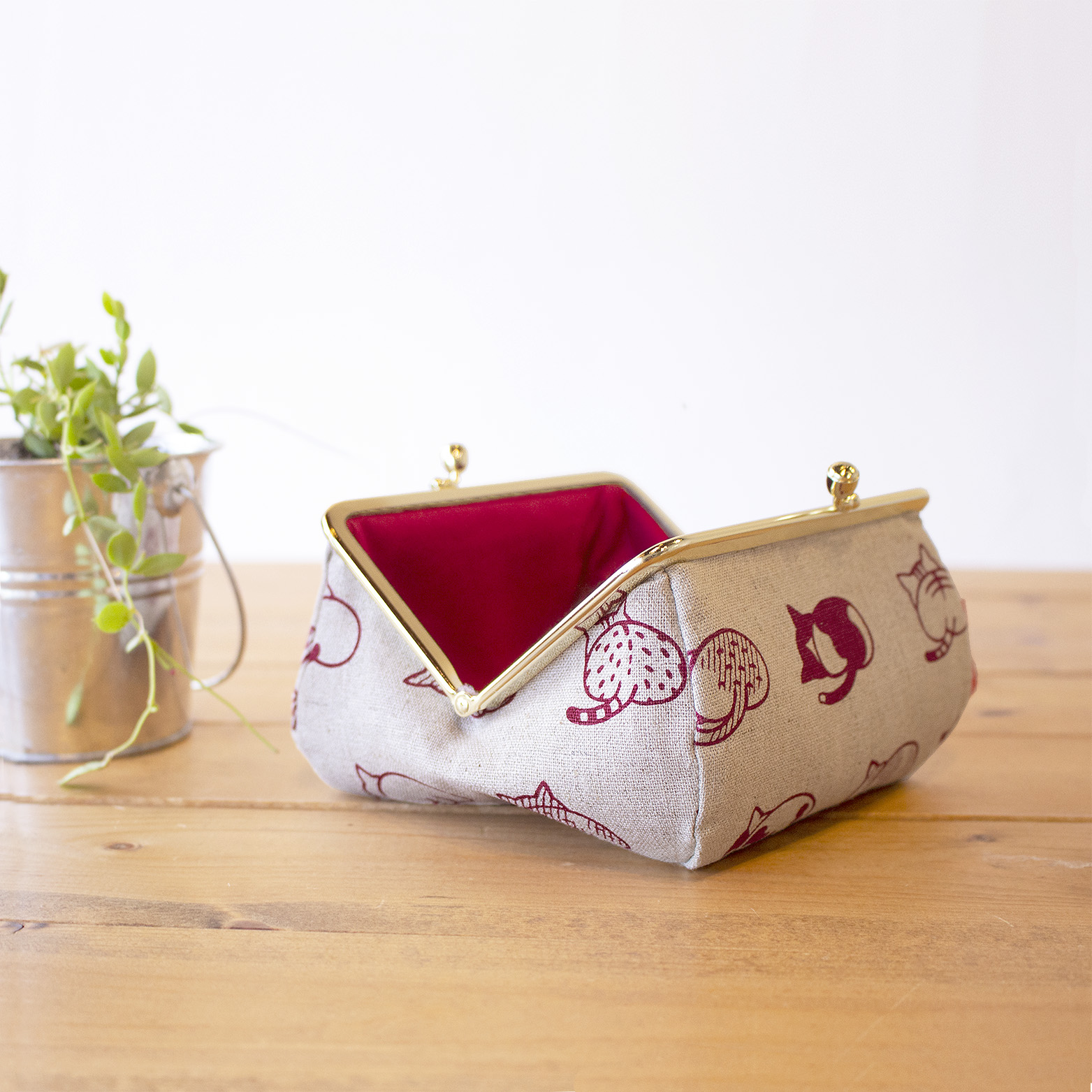 ねこのおしりのがま口ポーチ（れんが色)の画像