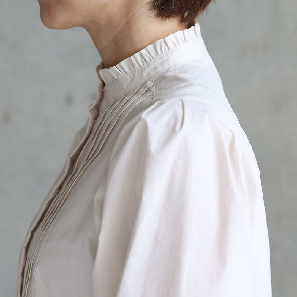『Stella scallop』 stand collar tuck blouse　ECRU画像