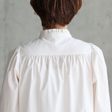 『Stella scallop』 stand collar tuck blouse　ECRU画像