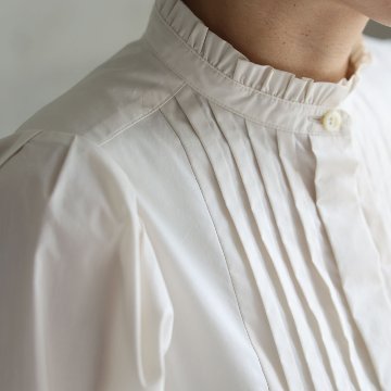 『Stella scallop』 stand collar tuck blouse　ECRU画像