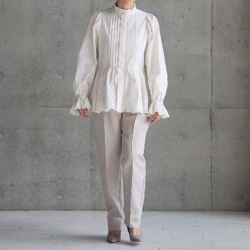 『Stella scallop』 stand collar tuck blouse　ECRU画像