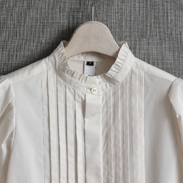 『Stella scallop』 stand collar tuck blouse　ECRU画像