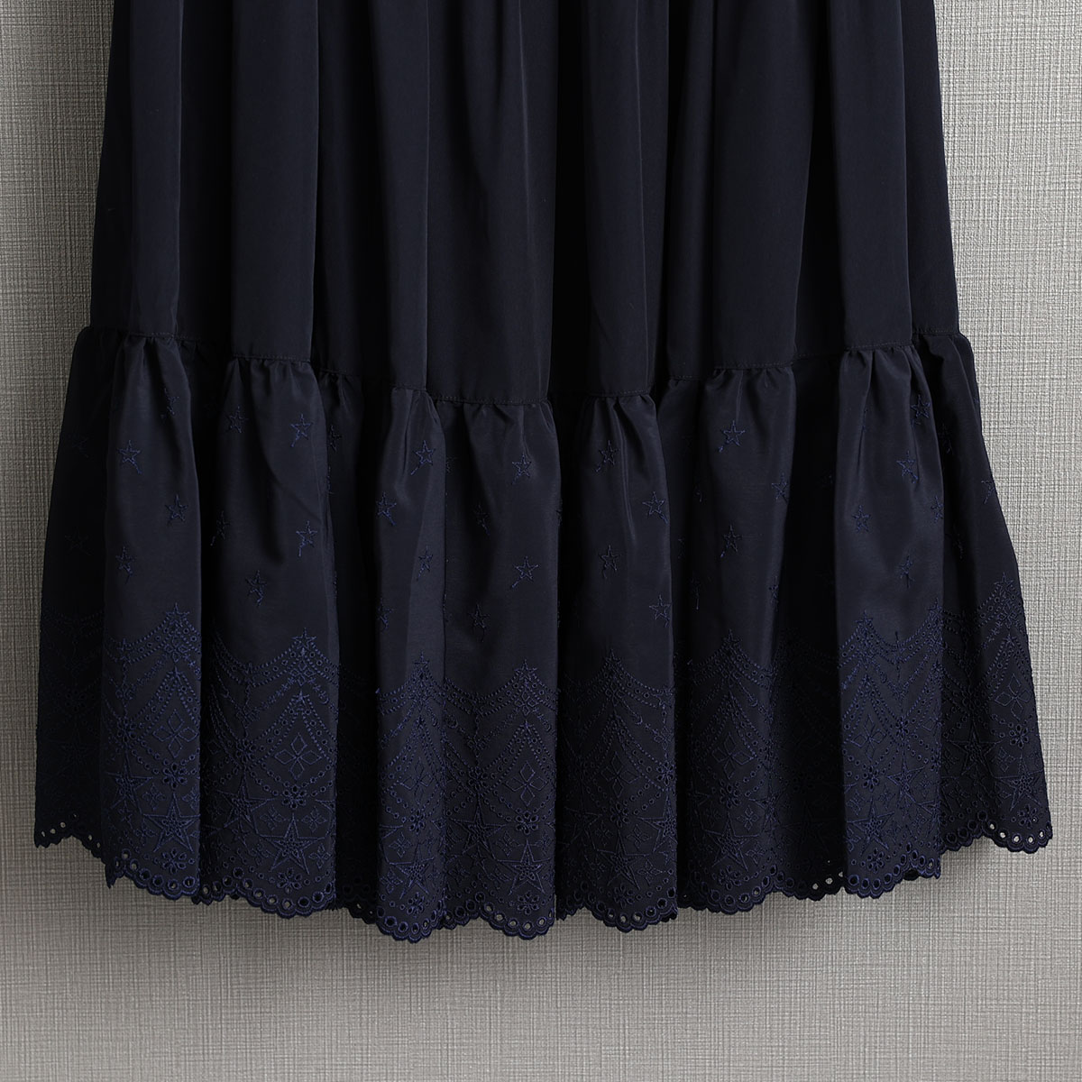 『Stella scallop』 tiered skirt NAVY画像