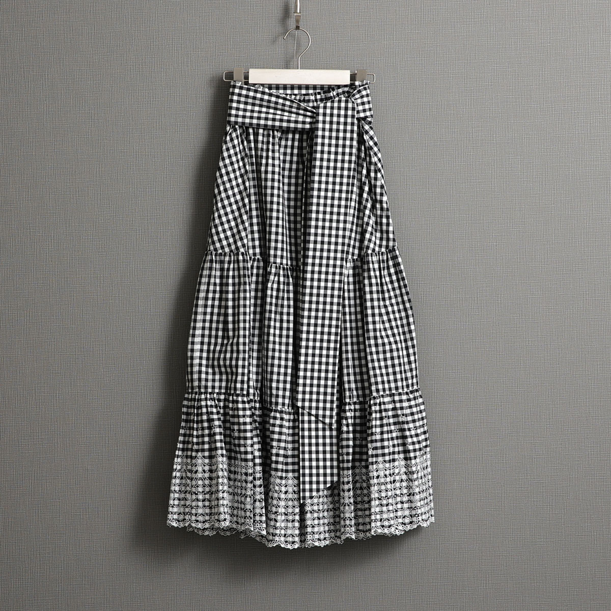 『Stella scallop』 tiered skirt WHITE×BLACK画像