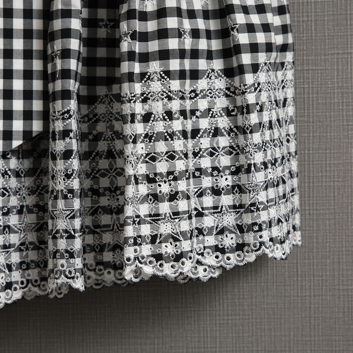 『Stella scallop』 tiered skirt WHITE×BLACK画像