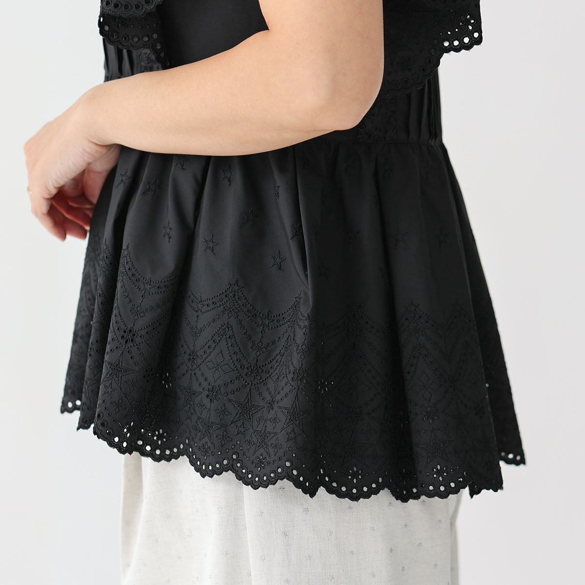 『Stella scallop』 flare sleeve blouse BLACK画像
