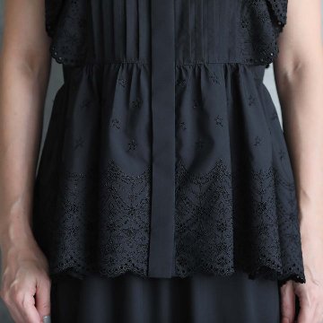 『Stella scallop』 flare sleeve blouse BLACK画像