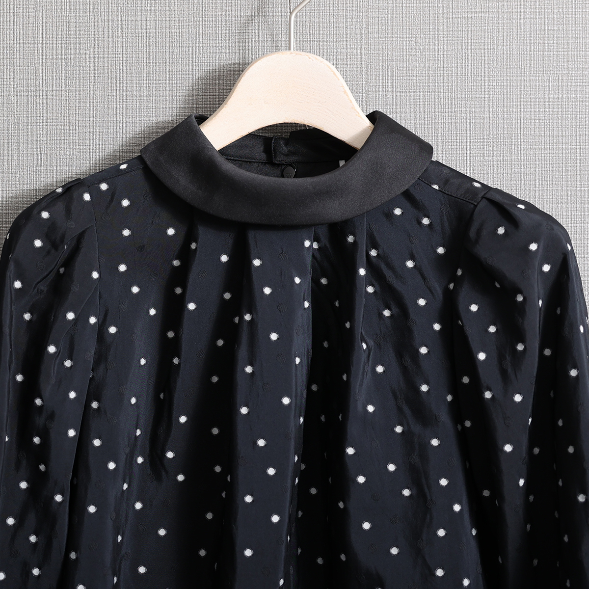 『Petite lumière』 Roll-collar blouse BLACK×WHITEの画像