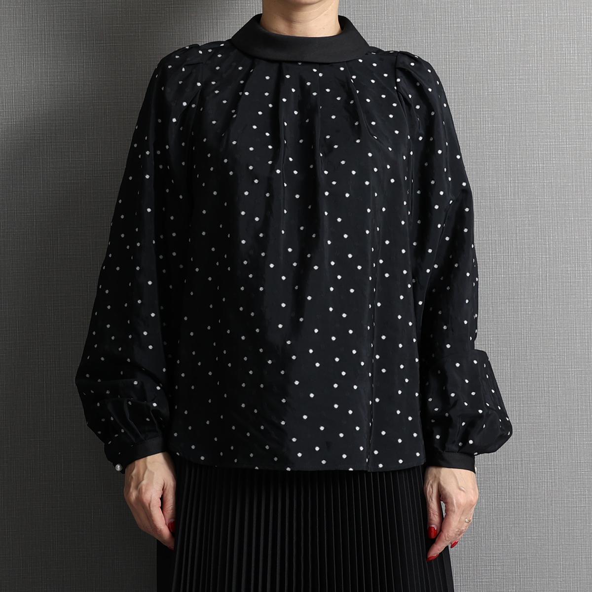 『Petite lumière』 Roll-collar blouse BLACK×WHITEの画像