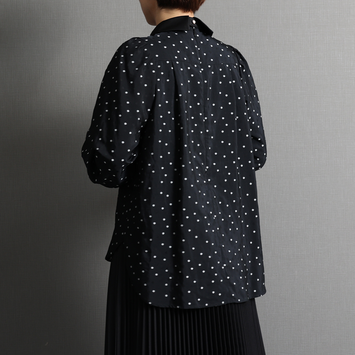 『Petite lumière』 Roll-collar blouse BLACK×WHITEの画像