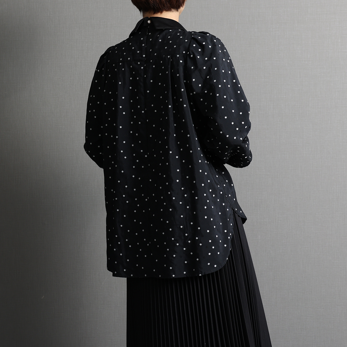 『Petite lumière』 Roll-collar blouse BLACK×WHITEの画像