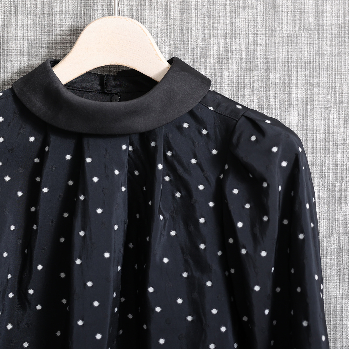 『Petite lumière』 Roll-collar blouse BLACK×WHITEの画像