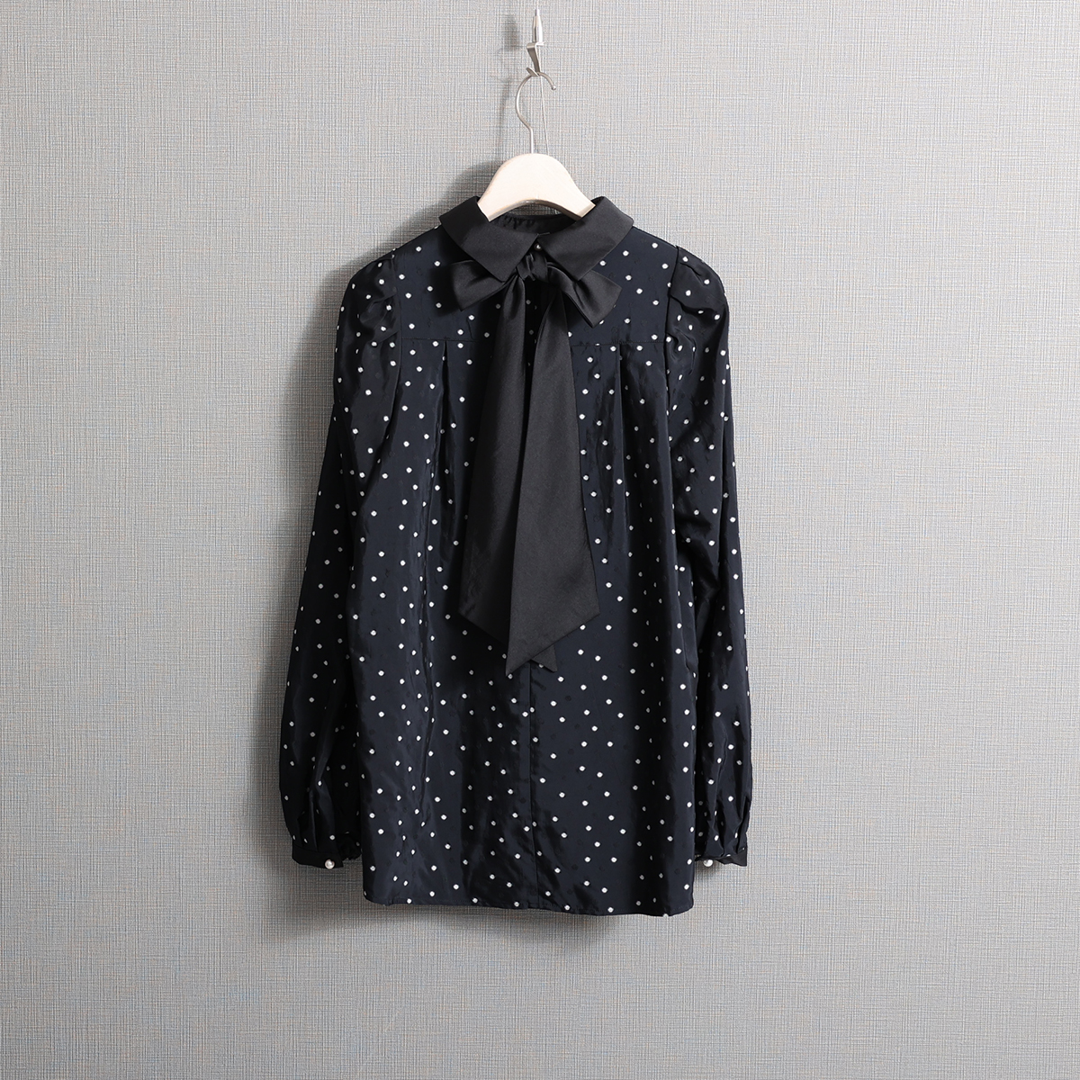 『Petite lumière』 Roll-collar blouse BLACK×WHITEの画像