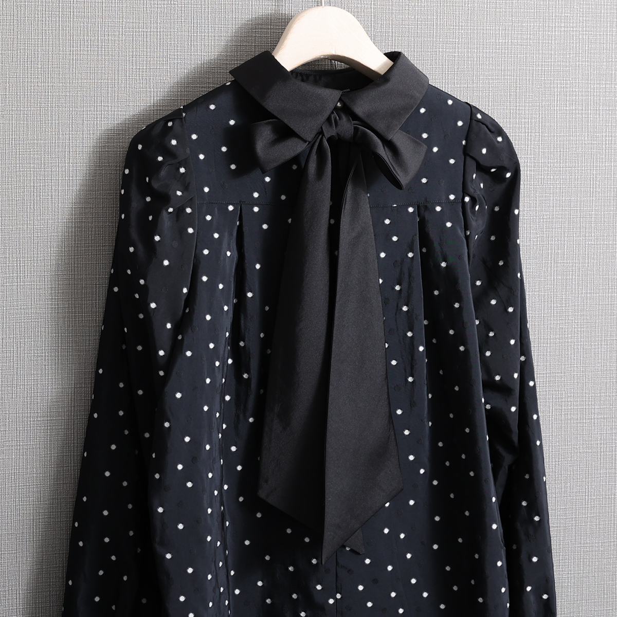 『Petite lumière』 Roll-collar blouse BLACK×WHITEの画像