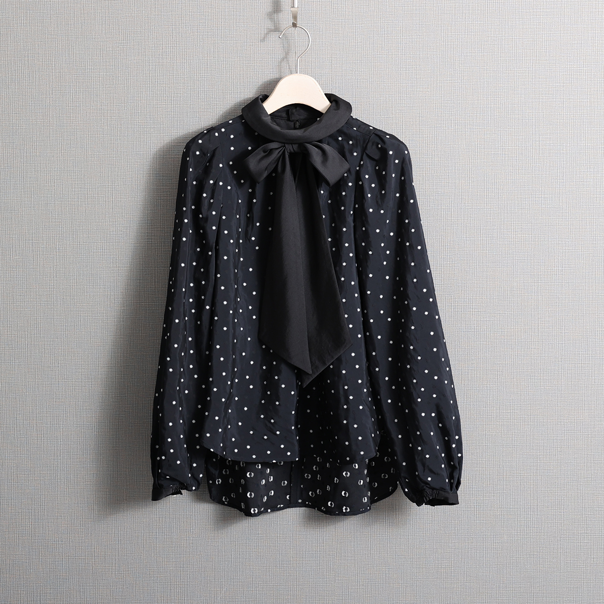 『Petite lumière』 Roll-collar blouse BLACK×WHITEの画像