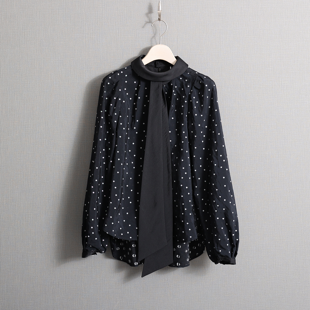 『Petite lumière』 Roll-collar blouse BLACK×WHITEの画像