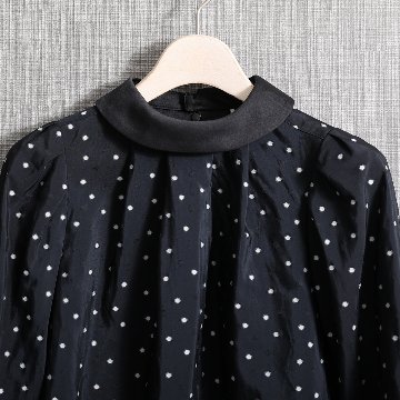 『Petite lumière』 Roll-collar blouse BLACK×WHITEの画像