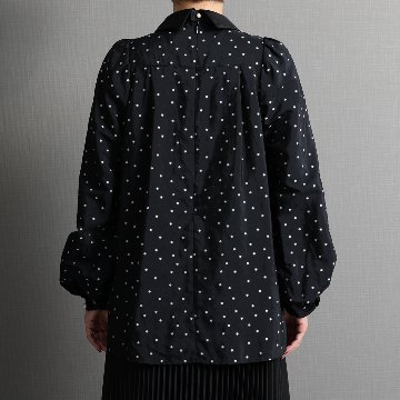 『Petite lumière』 Roll-collar blouse BLACK×WHITEの画像