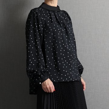 『Petite lumière』 Roll-collar blouse BLACK×WHITEの画像