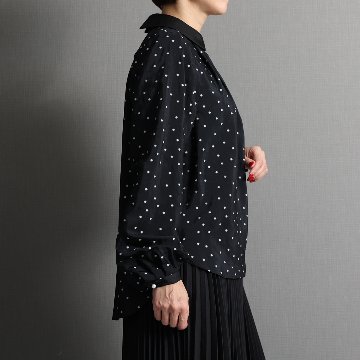 『Petite lumière』 Roll-collar blouse BLACK×WHITEの画像